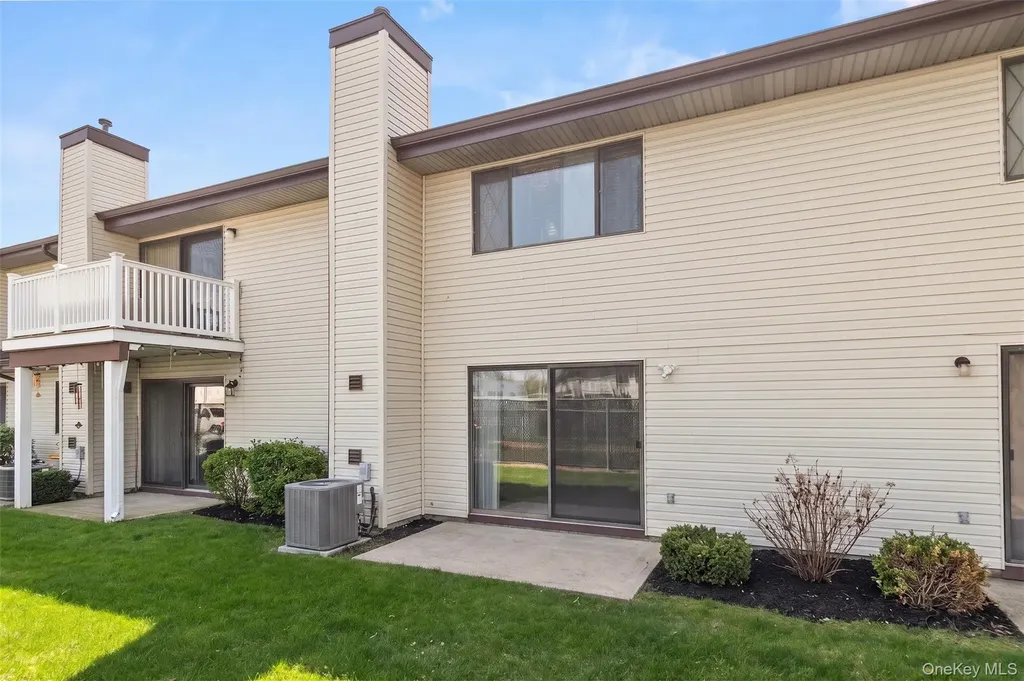 78 Cambridge Drive W Copiague NY 11726