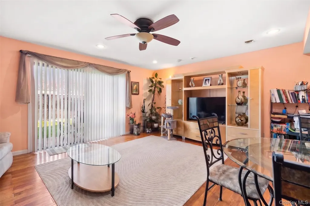 78 Cambridge Drive W Copiague NY 11726