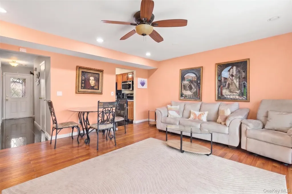 78 Cambridge Drive W Copiague NY 11726