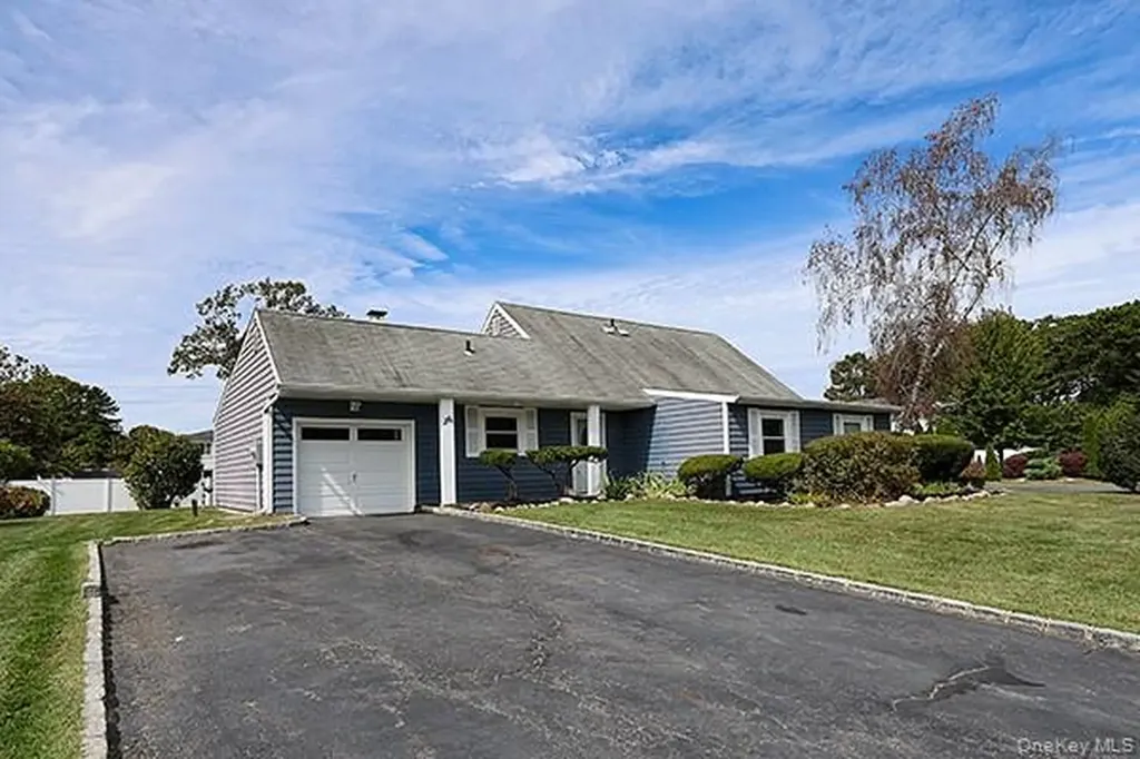 36 Torrey Pine Lane Medford NY 11763