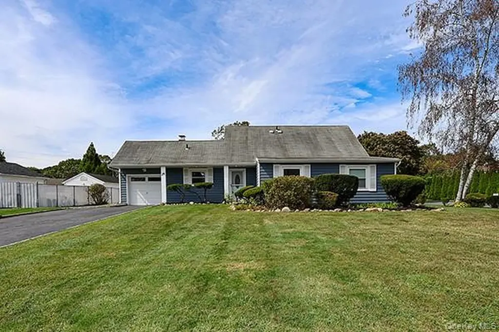 36 Torrey Pine Lane Medford NY 11763