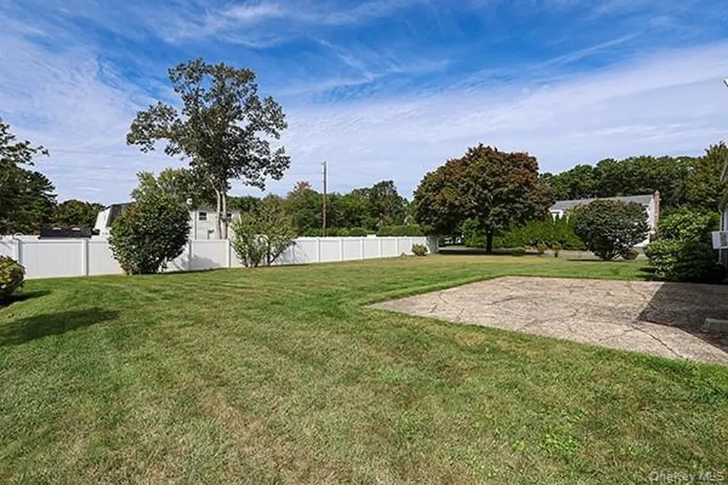 36 Torrey Pine Lane Medford NY 11763