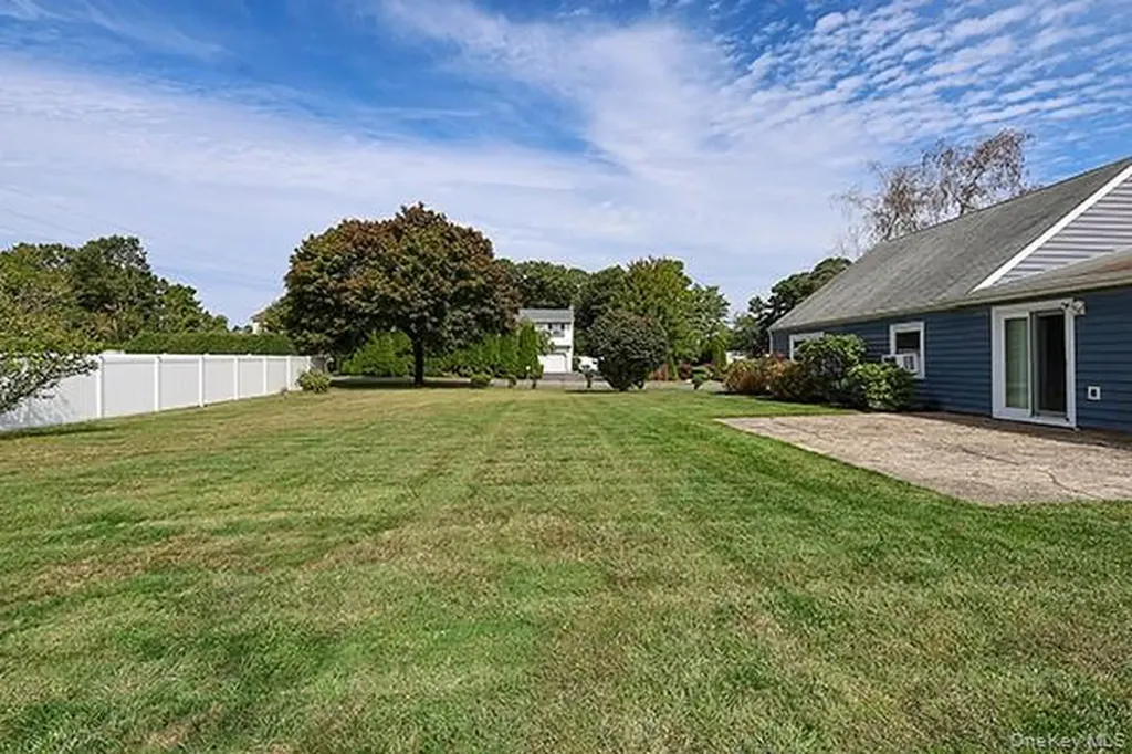 36 Torrey Pine Lane Medford NY 11763