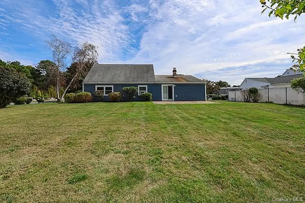 36 Torrey Pine Lane Medford NY 11763
