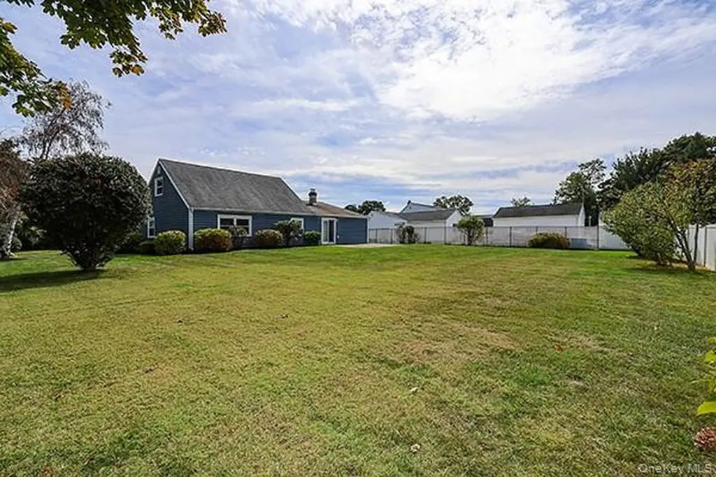 36 Torrey Pine Lane Medford NY 11763
