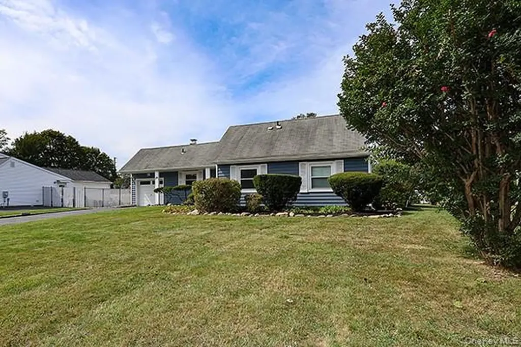 36 Torrey Pine Lane Medford NY 11763