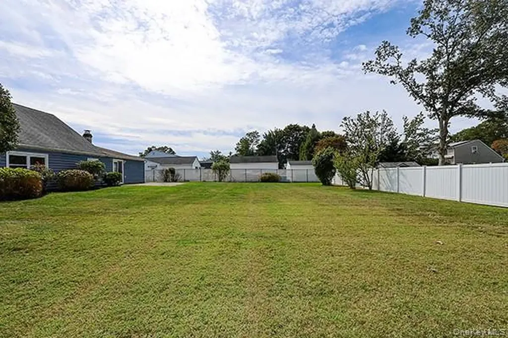 36 Torrey Pine Lane Medford NY 11763