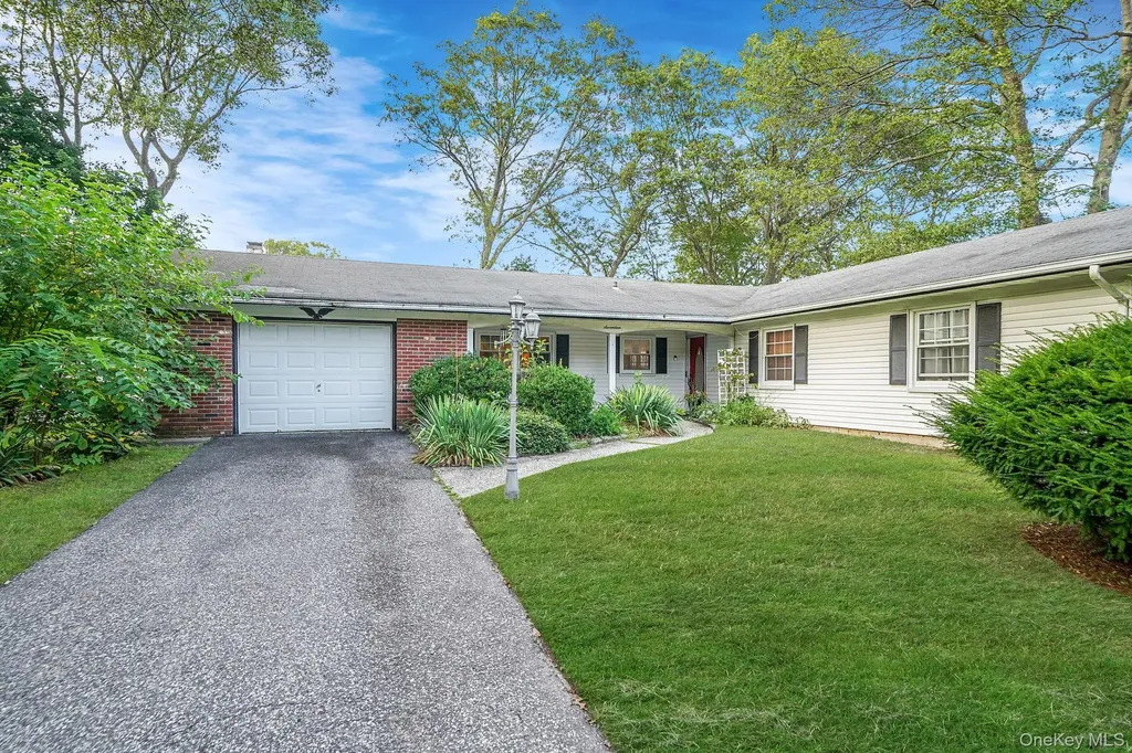 17 Whitmore Lane Coram NY 11727