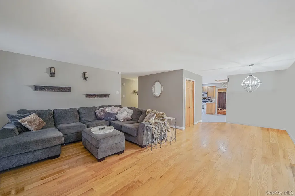 17 Whitmore Lane Coram NY 11727