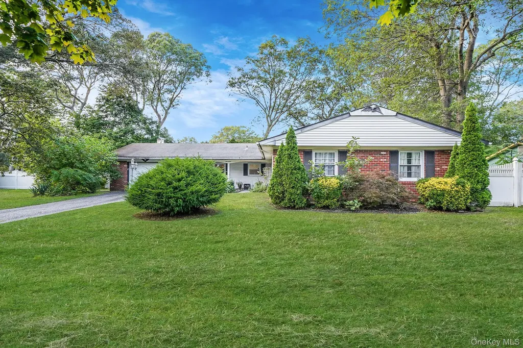 17 Whitmore Lane Coram NY 11727
