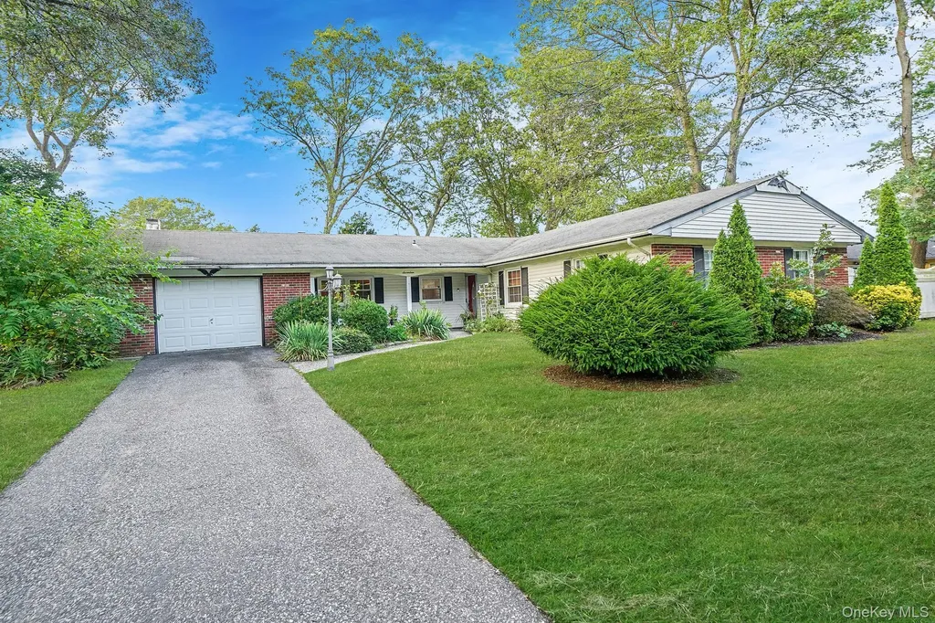 17 Whitmore Lane Coram NY 11727