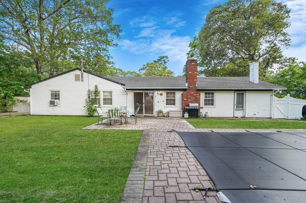 17 Whitmore Lane Coram NY 11727