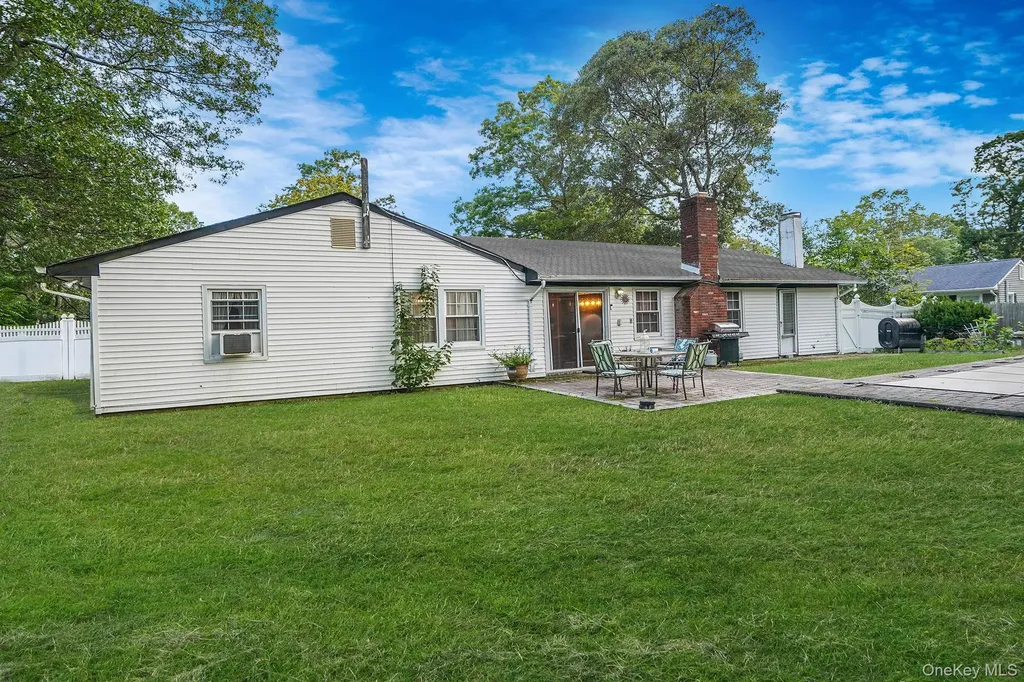 17 Whitmore Lane Coram NY 11727