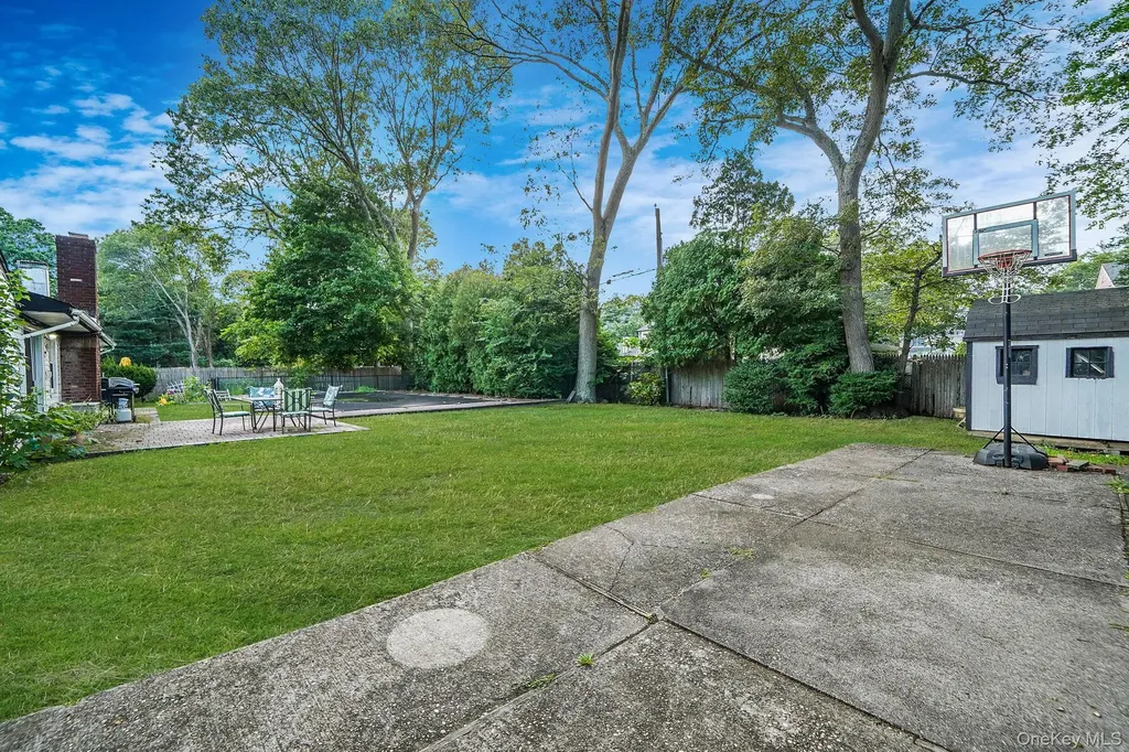 17 Whitmore Lane Coram NY 11727