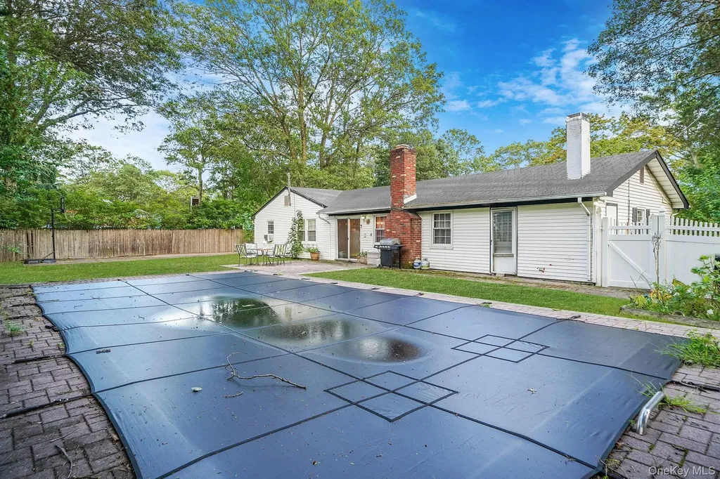 17 Whitmore Lane Coram NY 11727