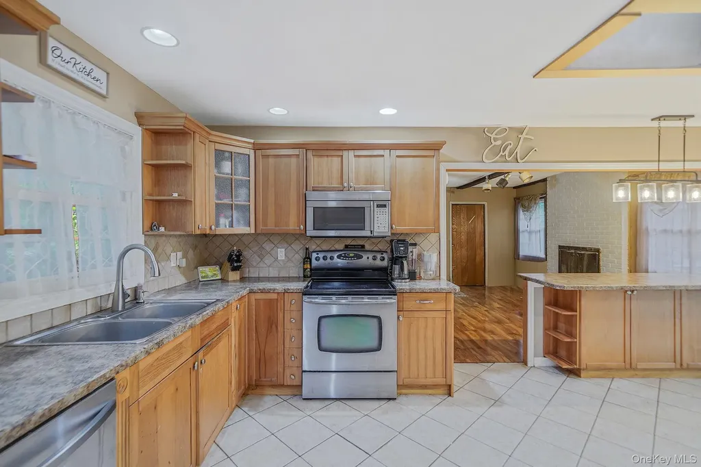 17 Whitmore Lane Coram NY 11727