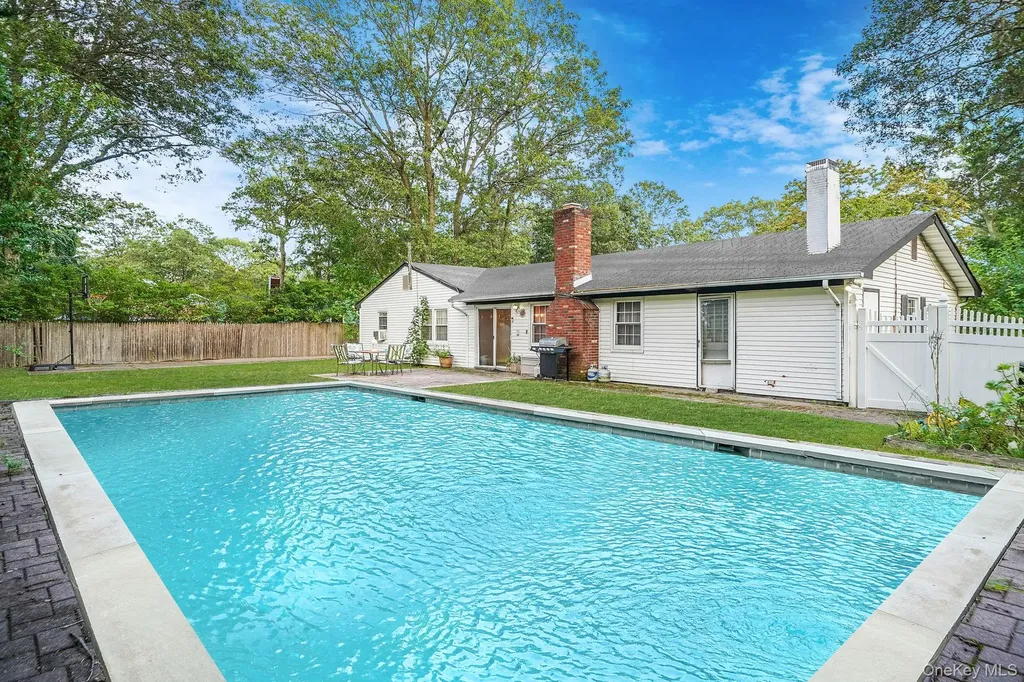 17 Whitmore Lane Coram NY 11727