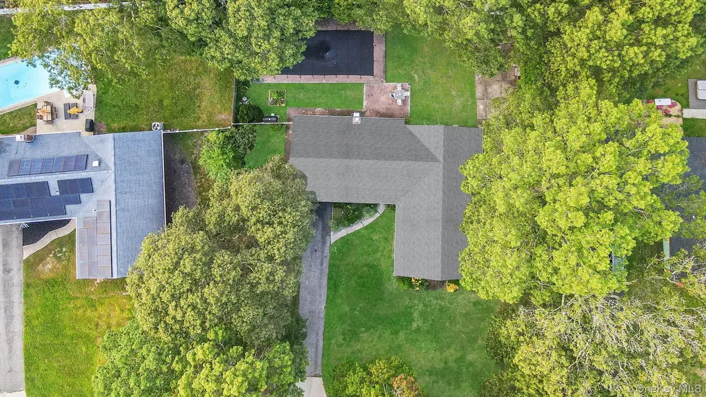 17 Whitmore Lane Coram NY 11727