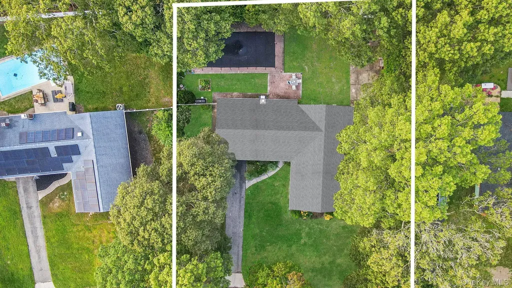 17 Whitmore Lane Coram NY 11727