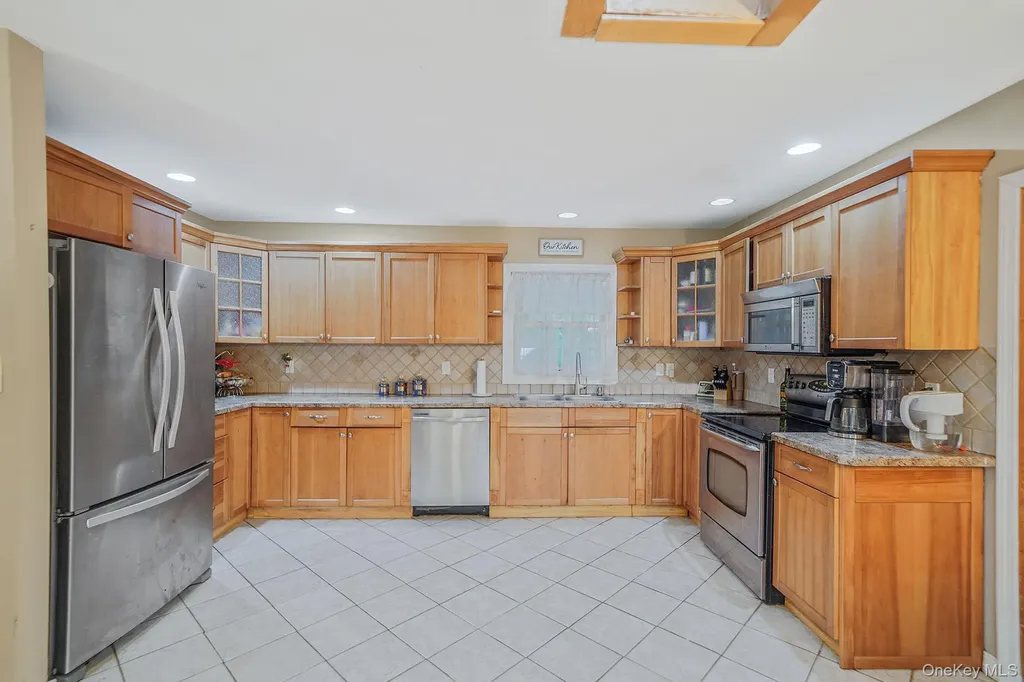 17 Whitmore Lane Coram NY 11727