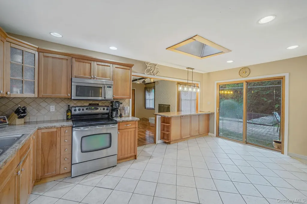 17 Whitmore Lane Coram NY 11727