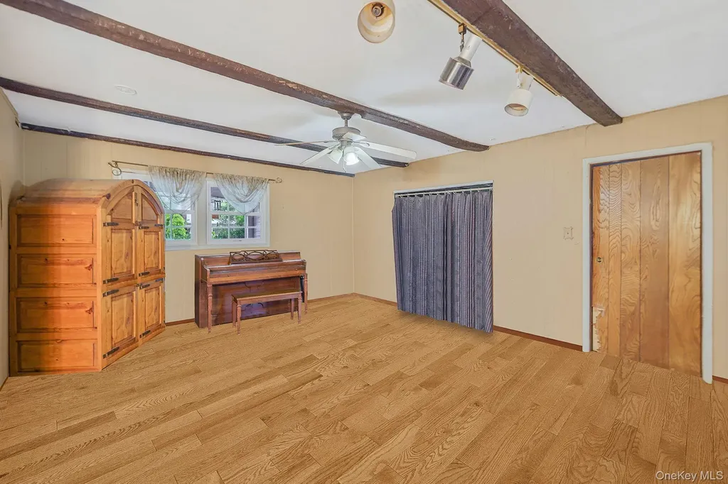 17 Whitmore Lane Coram NY 11727