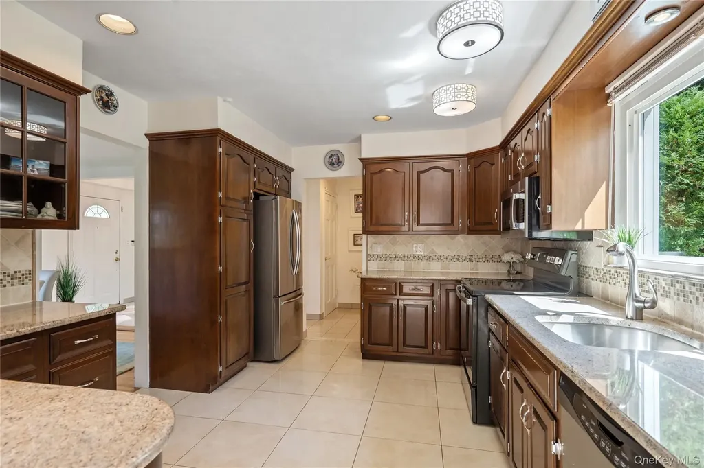 6 Overhill Lane Roslyn NY 11576