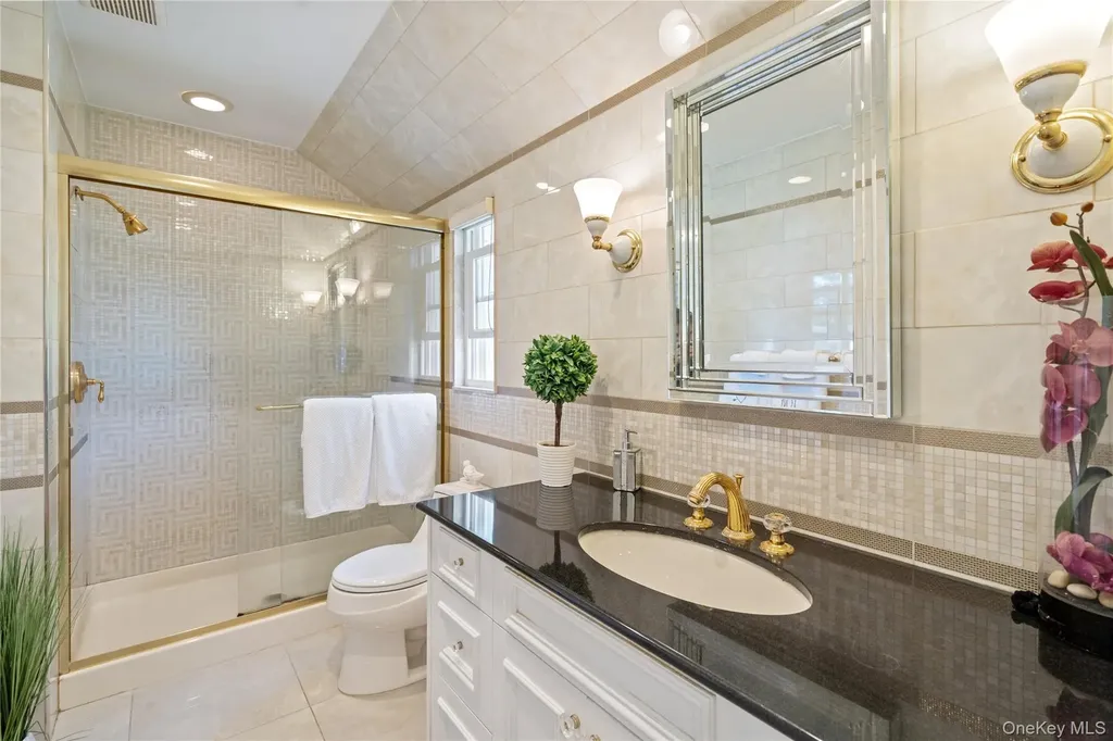 6 Overhill Lane Roslyn NY 11576