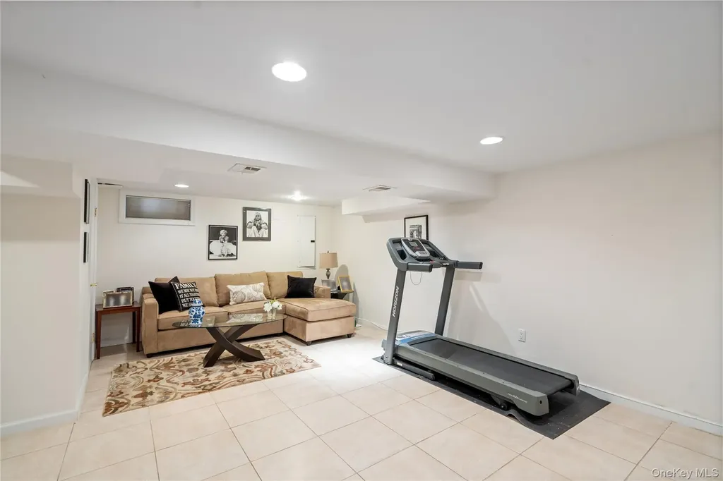 6 Overhill Lane Roslyn NY 11576