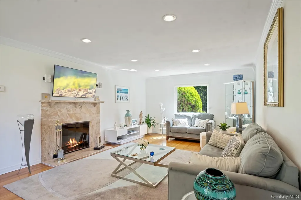 6 Overhill Lane Roslyn NY 11576