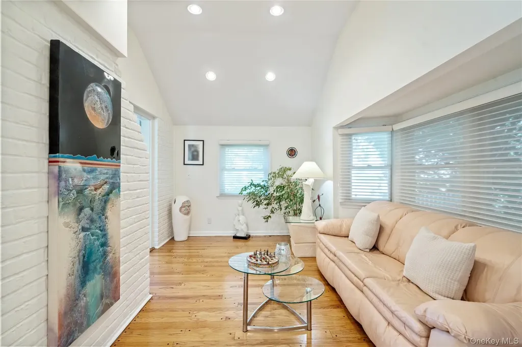 6 Overhill Lane Roslyn NY 11576
