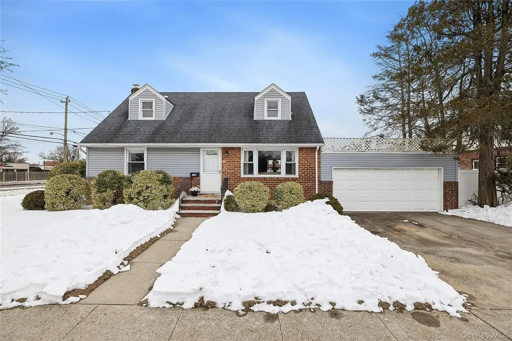 136 3rd Street New Hyde Park NY 11040