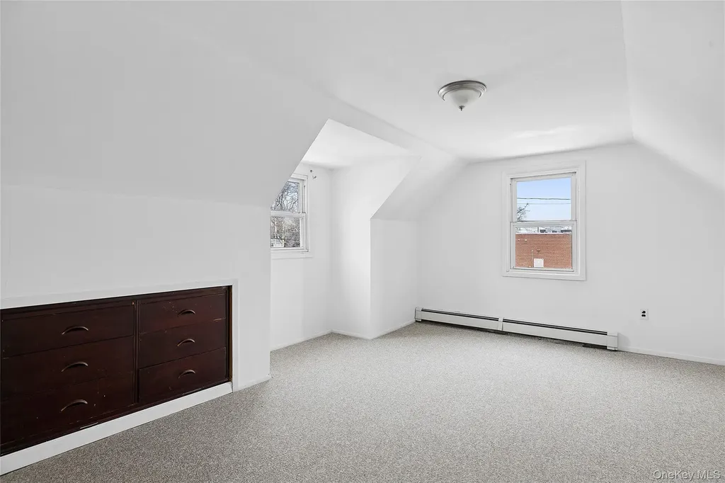 136 3rd Street New Hyde Park NY 11040