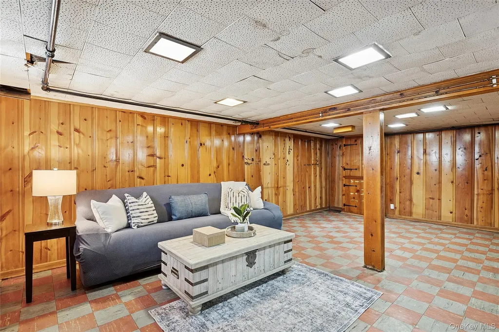 136 3rd Street New Hyde Park NY 11040