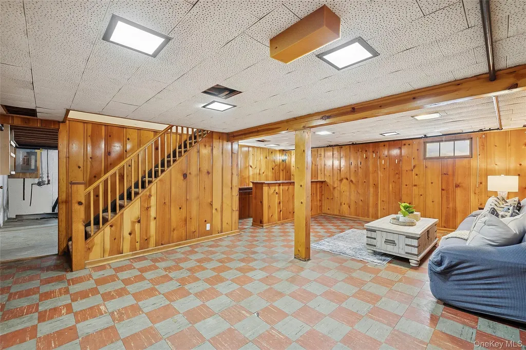 136 3rd Street New Hyde Park NY 11040