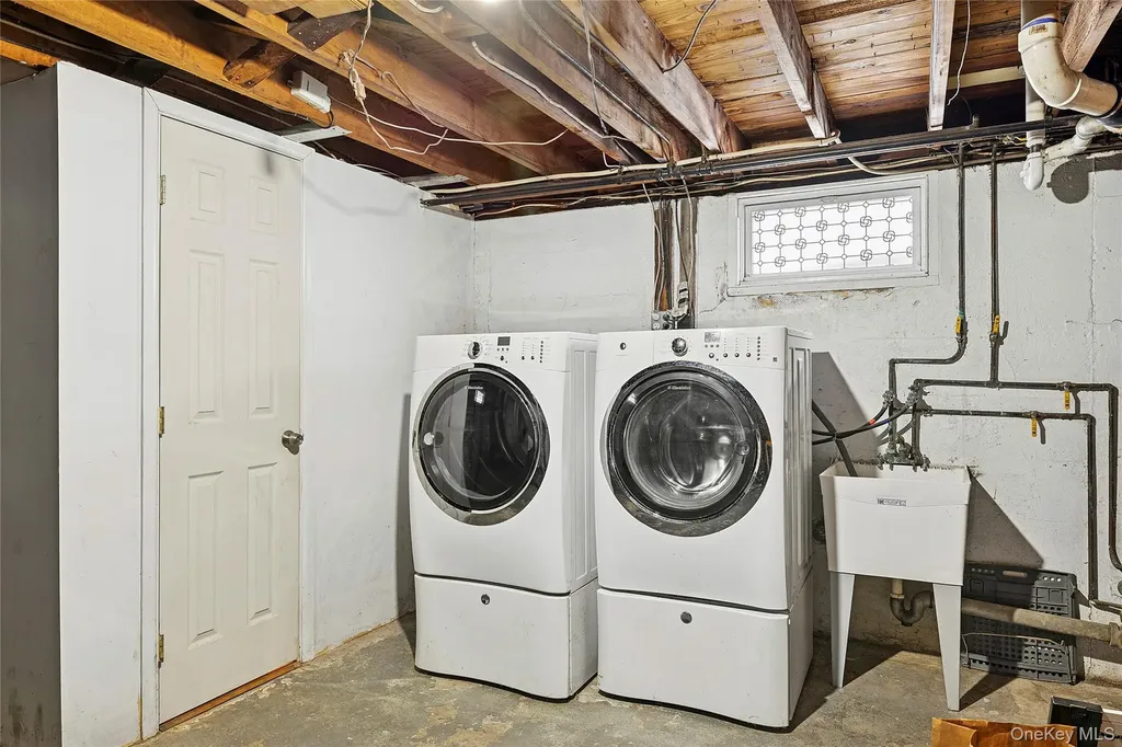 136 3rd Street New Hyde Park NY 11040