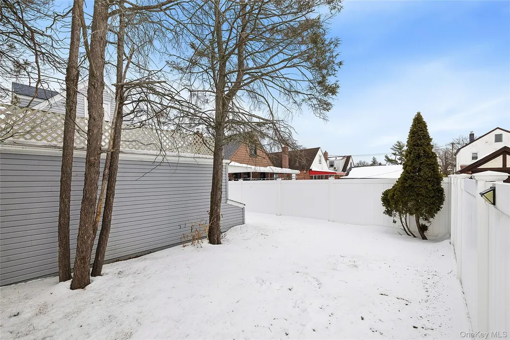 136 3rd Street New Hyde Park NY 11040
