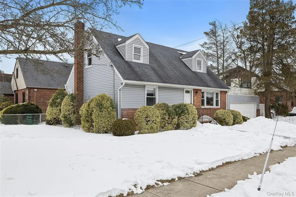 136 3rd Street New Hyde Park NY 11040