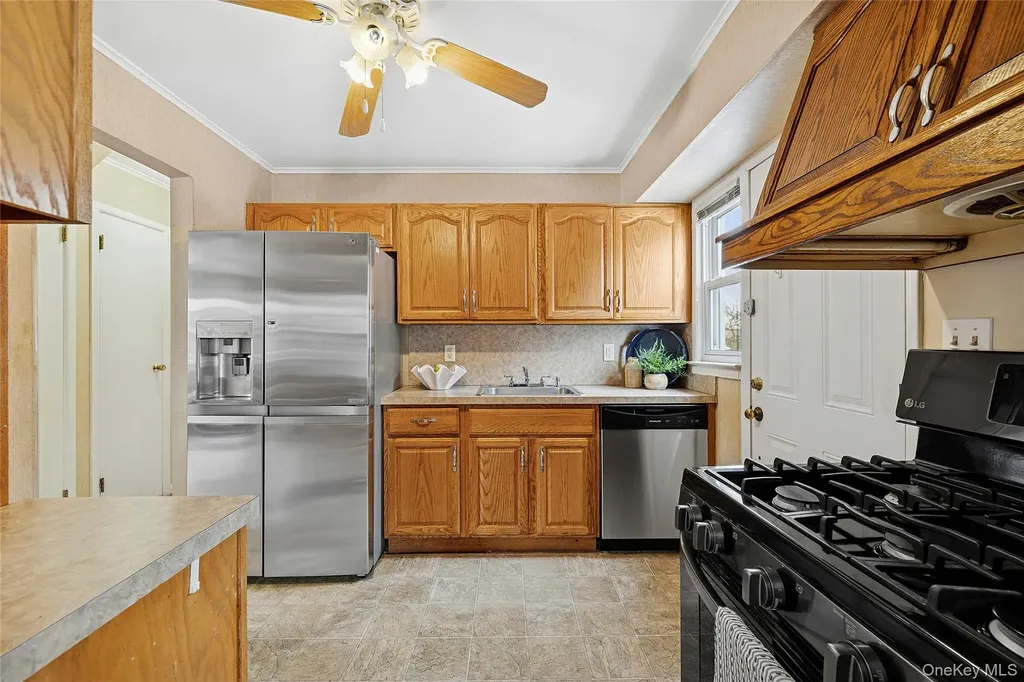 136 3rd Street New Hyde Park NY 11040
