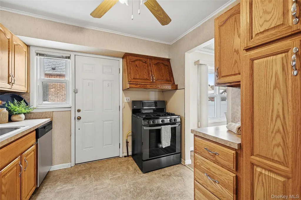 136 3rd Street New Hyde Park NY 11040