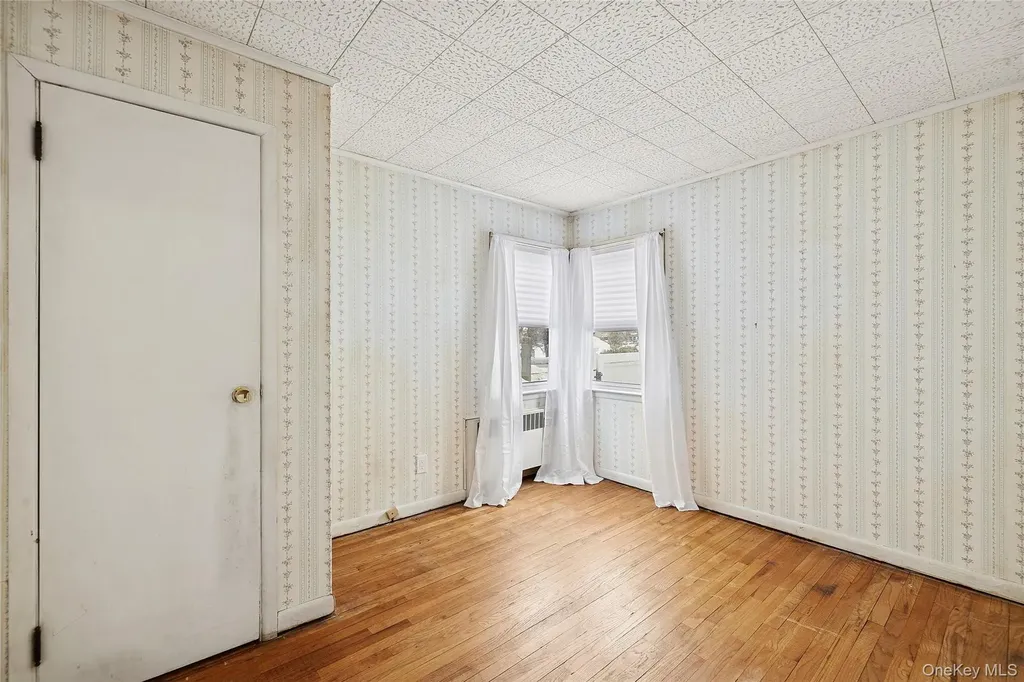 136 3rd Street New Hyde Park NY 11040