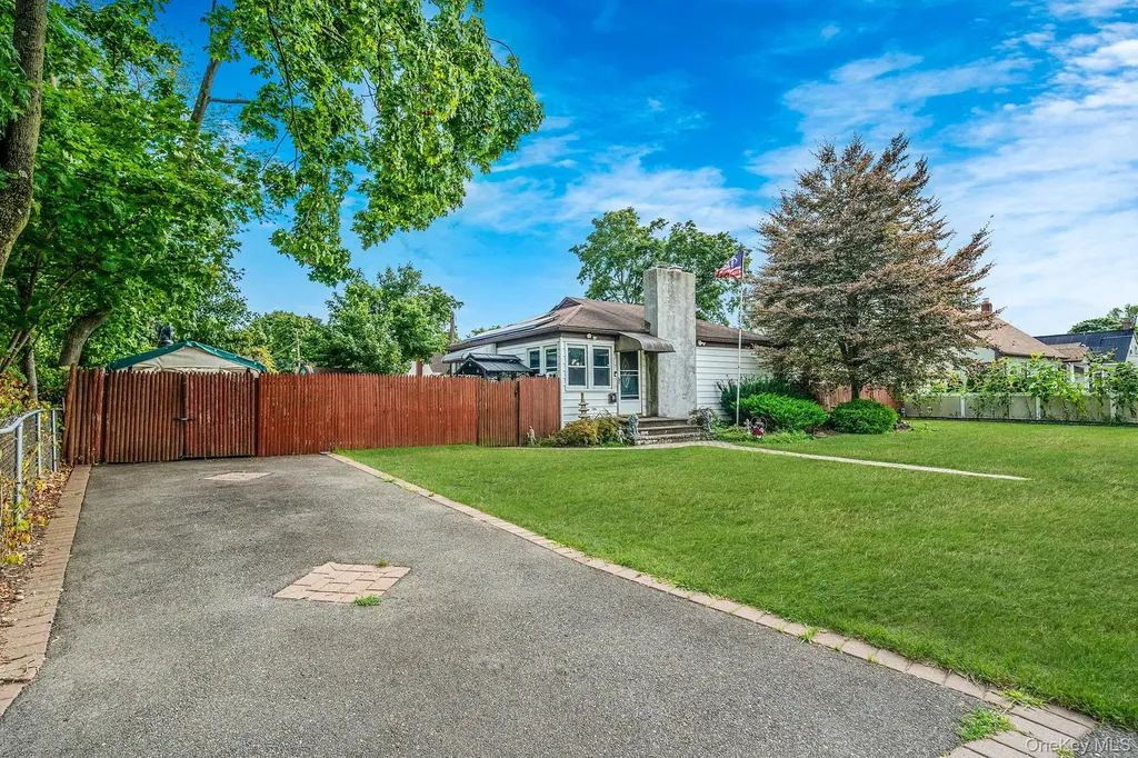 30 Oakdale Avenue Central Islip NY 11722
