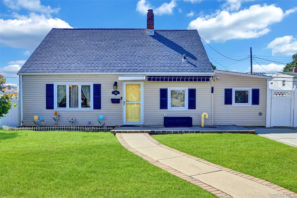10 Barnyard Lane Levittown NY 11756