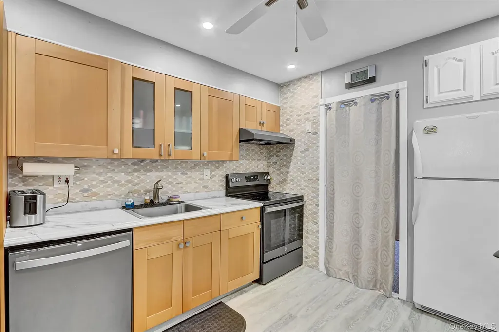 10 Barnyard Lane Levittown NY 11756