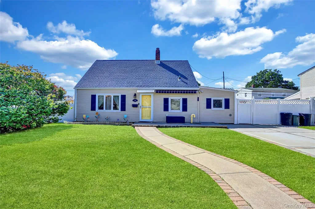 10 Barnyard Lane Levittown NY 11756