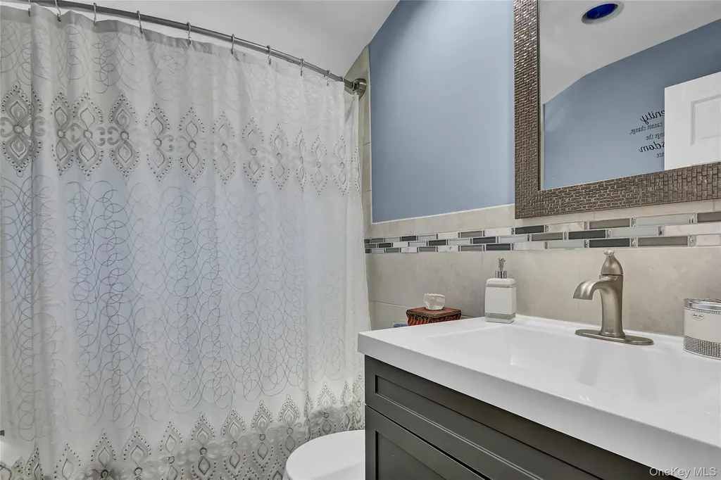 10 Barnyard Lane Levittown NY 11756
