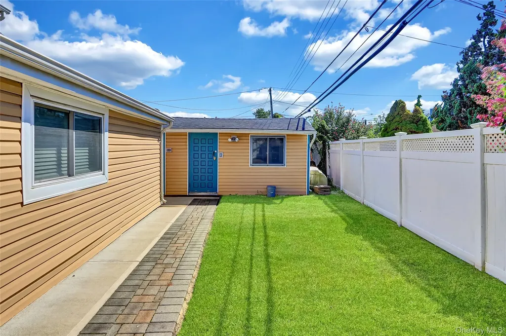 10 Barnyard Lane Levittown NY 11756