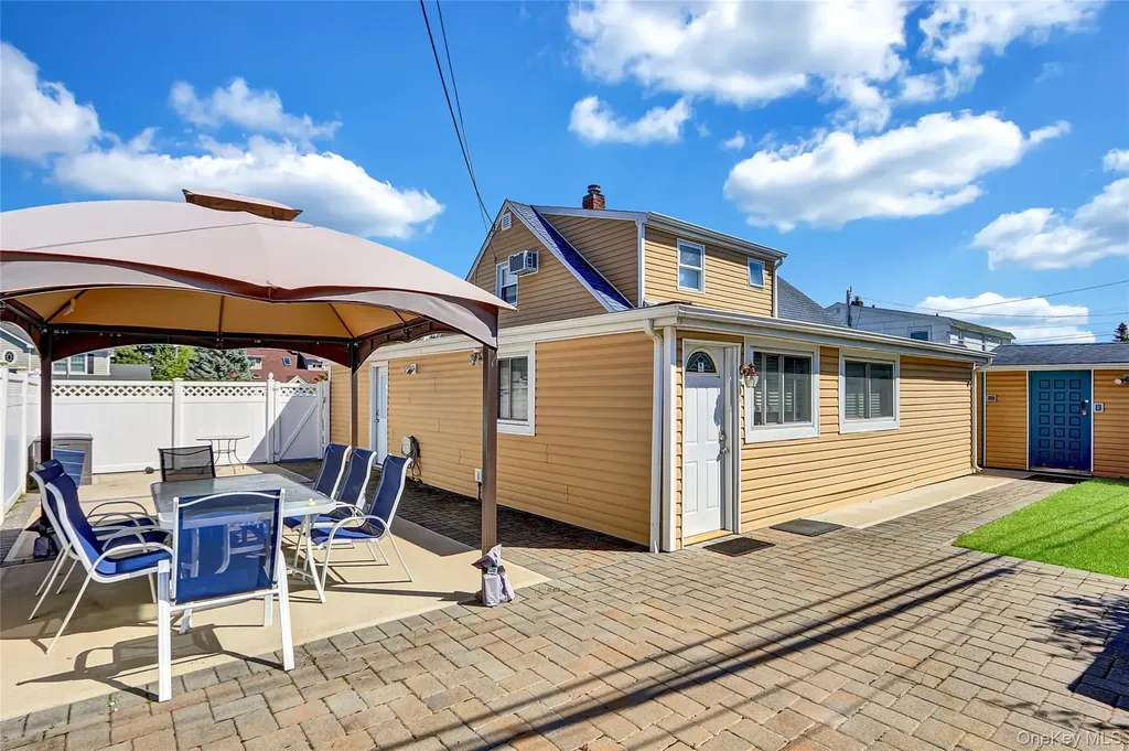 10 Barnyard Lane Levittown NY 11756
