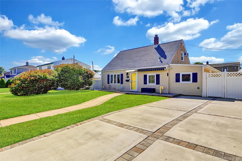 10 Barnyard Lane Levittown NY 11756