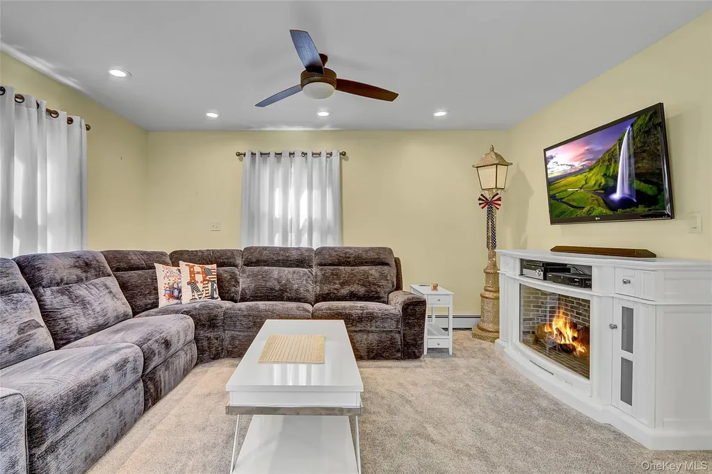 10 Barnyard Lane Levittown NY 11756